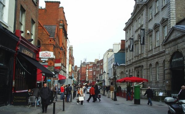 The busy streets around the Powerscourt Townhouse on the right, Dublin City, Ireland. The busy streets around the Powerscourt Townhouse on the right, Dublin City, Ireland.