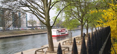 Tourist-pleasure cruise boat passing the Museum Gardens.