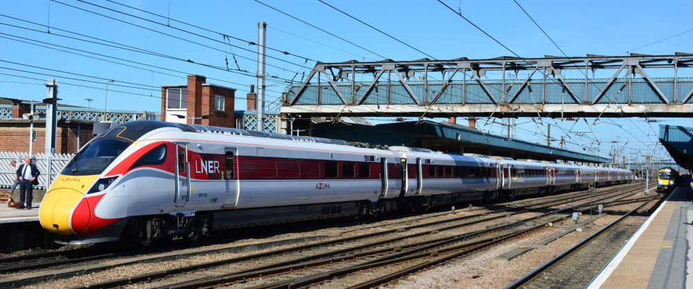 Class 800 bi-mode EMU 800106 entering Doncaster station