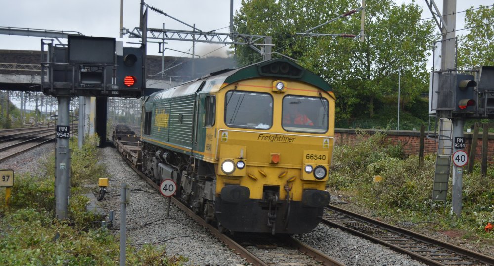 Class 66 diesel locomotive 66540 heading north west through Platform 2 of Nuneaton Station en route to Birmingham (2024)